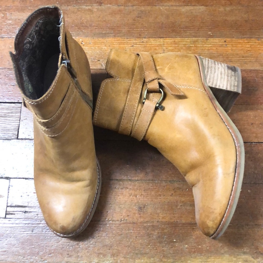 Women’s boots, used. Good condition.